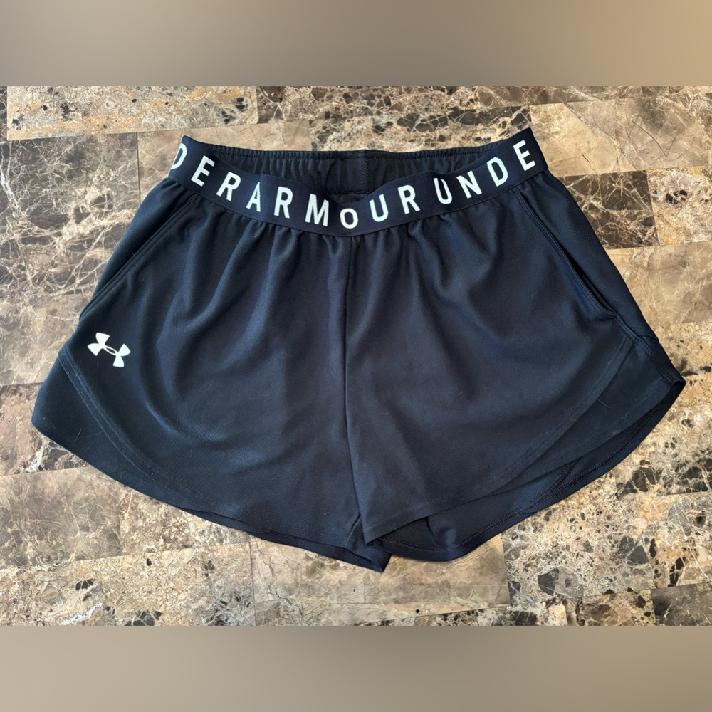 Women's Under Armour Shorts (With Pockets!!) Size Small